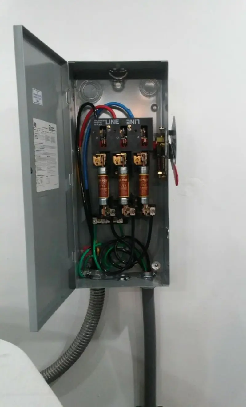 Three-phase disconnect switch installed for Smoke Detector Installation in Primera